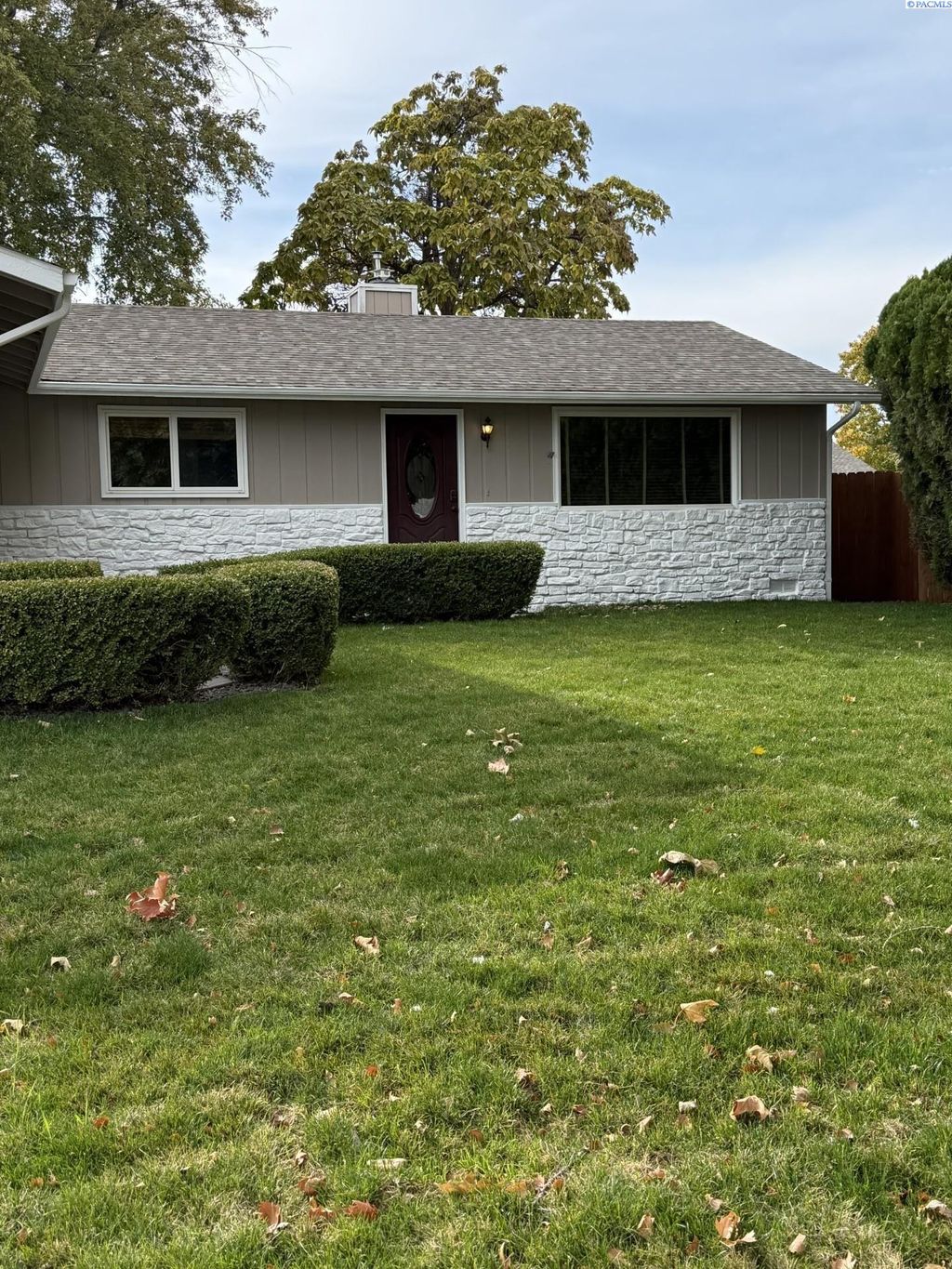 Photo of 8303 W Deschutes Ave, Kennewick, WA 99336 (MLS # 288585)