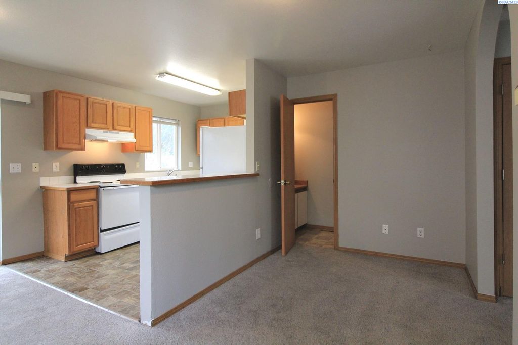 Photo of 825 S Elm Street, Kennewick, WA 99336 (MLS # 292784)