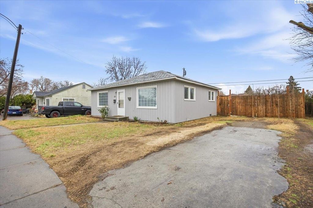 Photo of 1909 W 3rd Ave, Kennewick, WA 99336 (MLS # 290746)