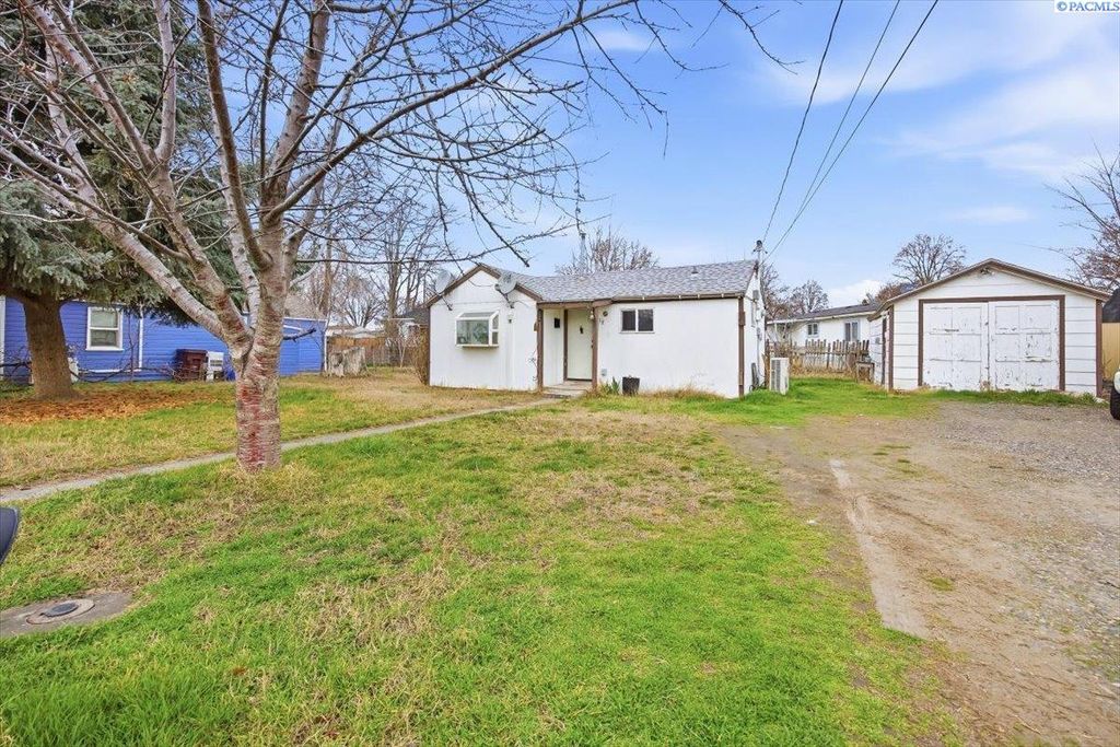 Photo of 17 E 13th Ave, Kennewick, WA 99336 (MLS # 290932)