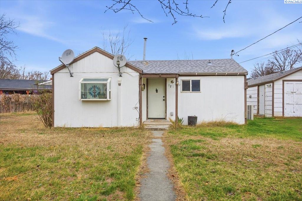 Photo of 17 E 13th Ave, Kennewick, WA 99336 (MLS # 290932)