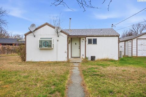 Photo of 17 E 13th Ave, Kennewick, WA 99336 (MLS # 290932)