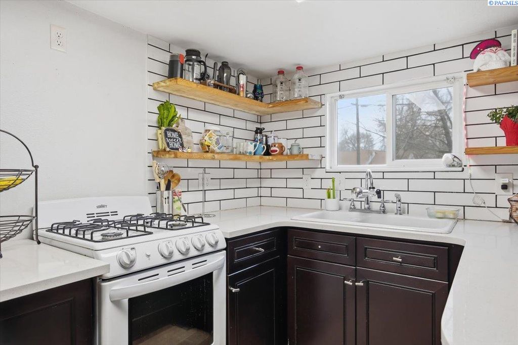 Photo of 17 E 13th Ave, Kennewick, WA 99336 (MLS # 290932)