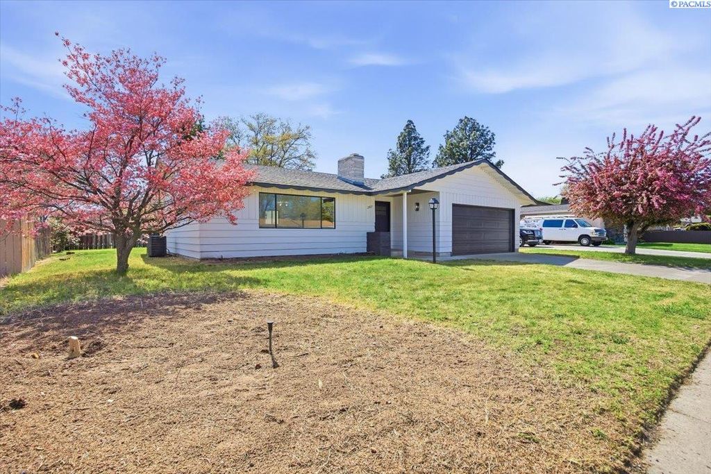 Photo of 2421 W Grand Rhonde Pl, Kennewick, WA 99336 (MLS # 291939)