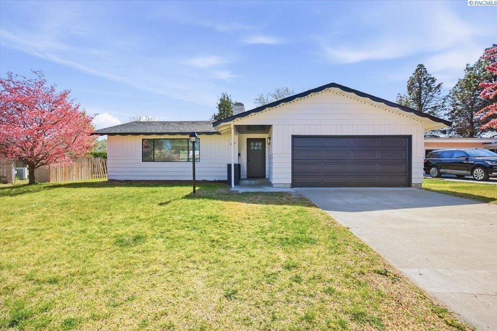 Photo of 2421 W Grand Rhonde Pl, Kennewick, WA 99336 (MLS # 291939)