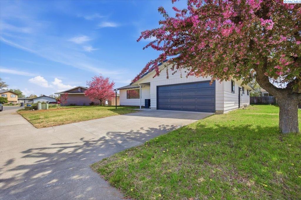 Photo of 2421 W Grand Rhonde Pl, Kennewick, WA 99336 (MLS # 291939)