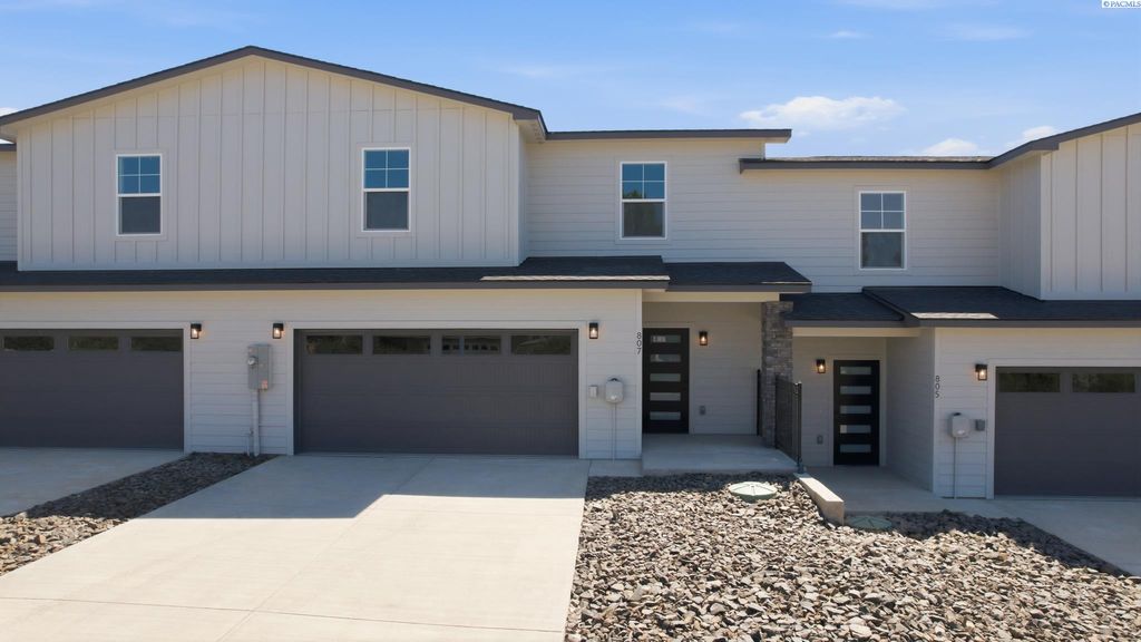 Photo of 807 Fountain Blvd, Zillah, WA 98953 (MLS # 292717)