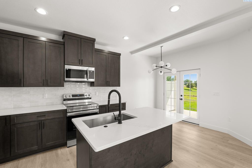 Photo of 807 Fountain Blvd, Zillah, WA 98953 (MLS # 292717)