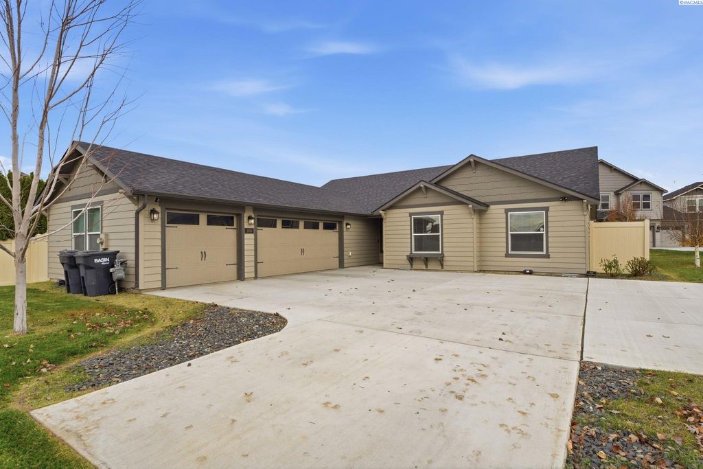 Photo of 3910 Curtis Drive, West Richland, WA 99353 (MLS # 288987)