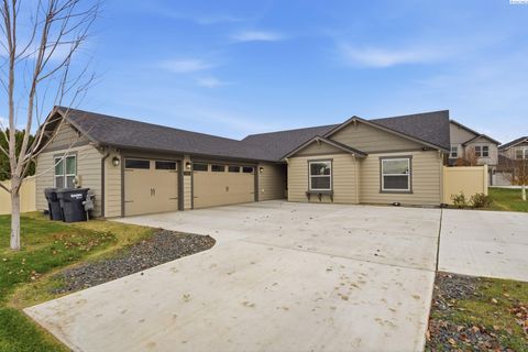 Photo of 3910 Curtis Drive, West Richland, WA 99353 (MLS # 288987)
