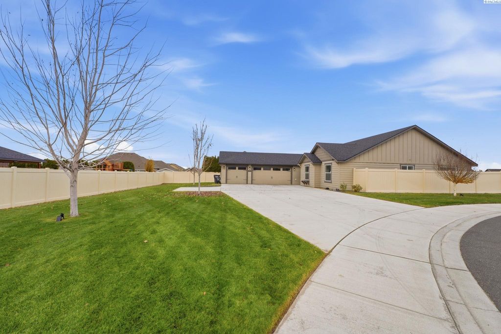 Photo of 3910 Curtis Drive, West Richland, WA 99353 (MLS # 288987)