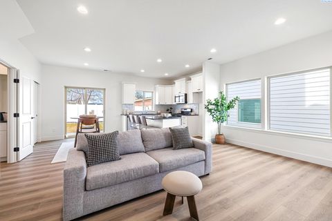 Photo of 1030 S Underwood Pl, Kennewick, WA 99337 (MLS # 289983)