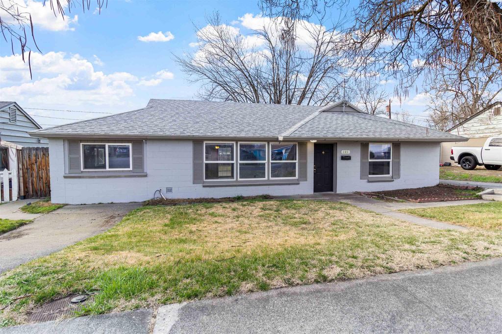 Photo of 806 S Garfield Street, Kennewick, WA 99336 (MLS # 290640)