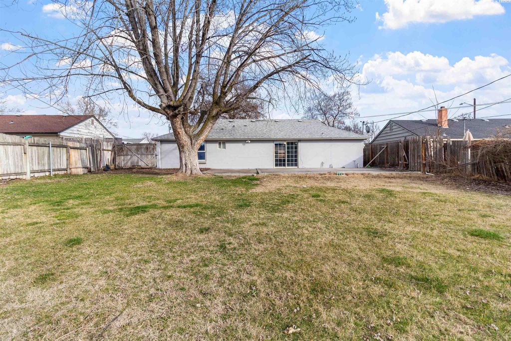 Photo of 806 S Garfield Street, Kennewick, WA 99336 (MLS # 290640)