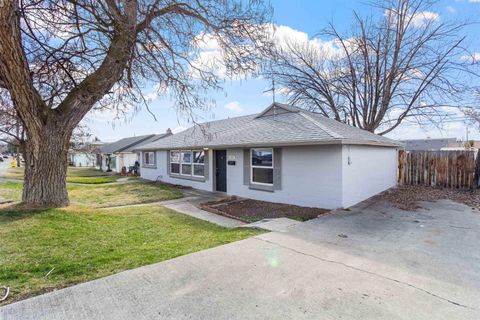Photo of 806 S Garfield Street, Kennewick, WA 99336 (MLS # 290640)