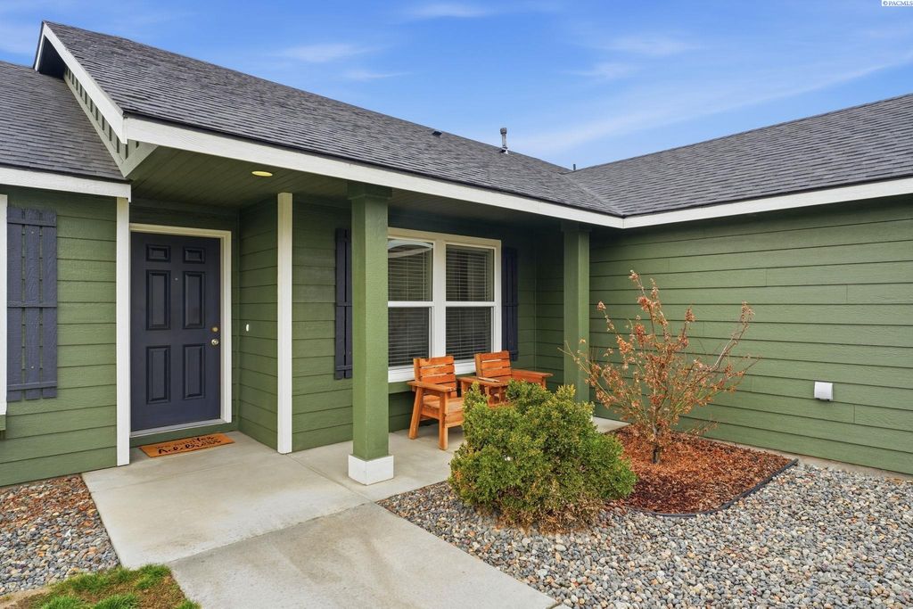 Photo of 5602 Maryhill Lane, Pasco, WA 99301 (MLS # 289262)