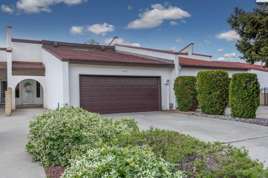 Photo of 1923 Meadows Dr N Dr, Richland, WA 99352 (MLS # 289065)