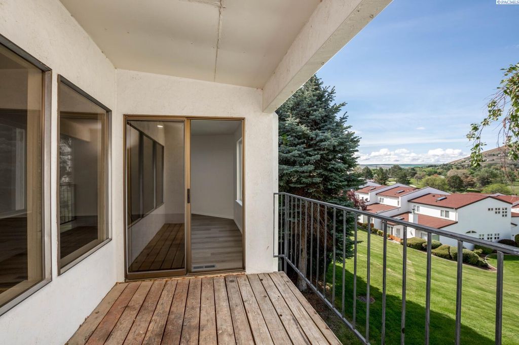 Photo of 1923 Meadows Dr N Dr, Richland, WA 99352 (MLS # 289065)