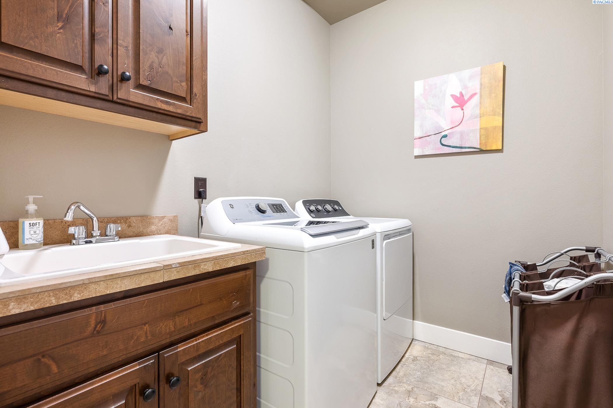 Kennewick, Washington 99338, United States, 4 Bedrooms Bedrooms, ,3 BathroomsBathrooms,Residential,Active,225718