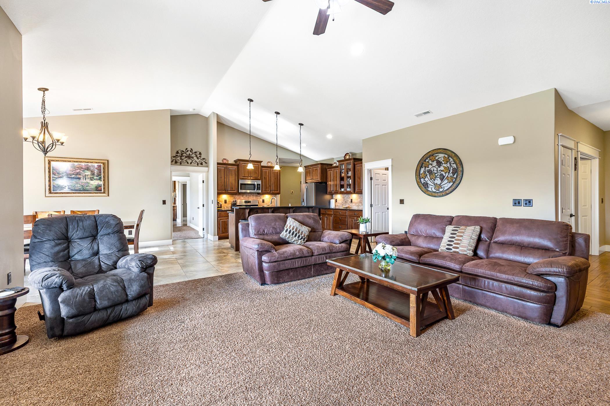 Kennewick, Washington 99338, United States, 4 Bedrooms Bedrooms, ,3 BathroomsBathrooms,Residential,Active,225718