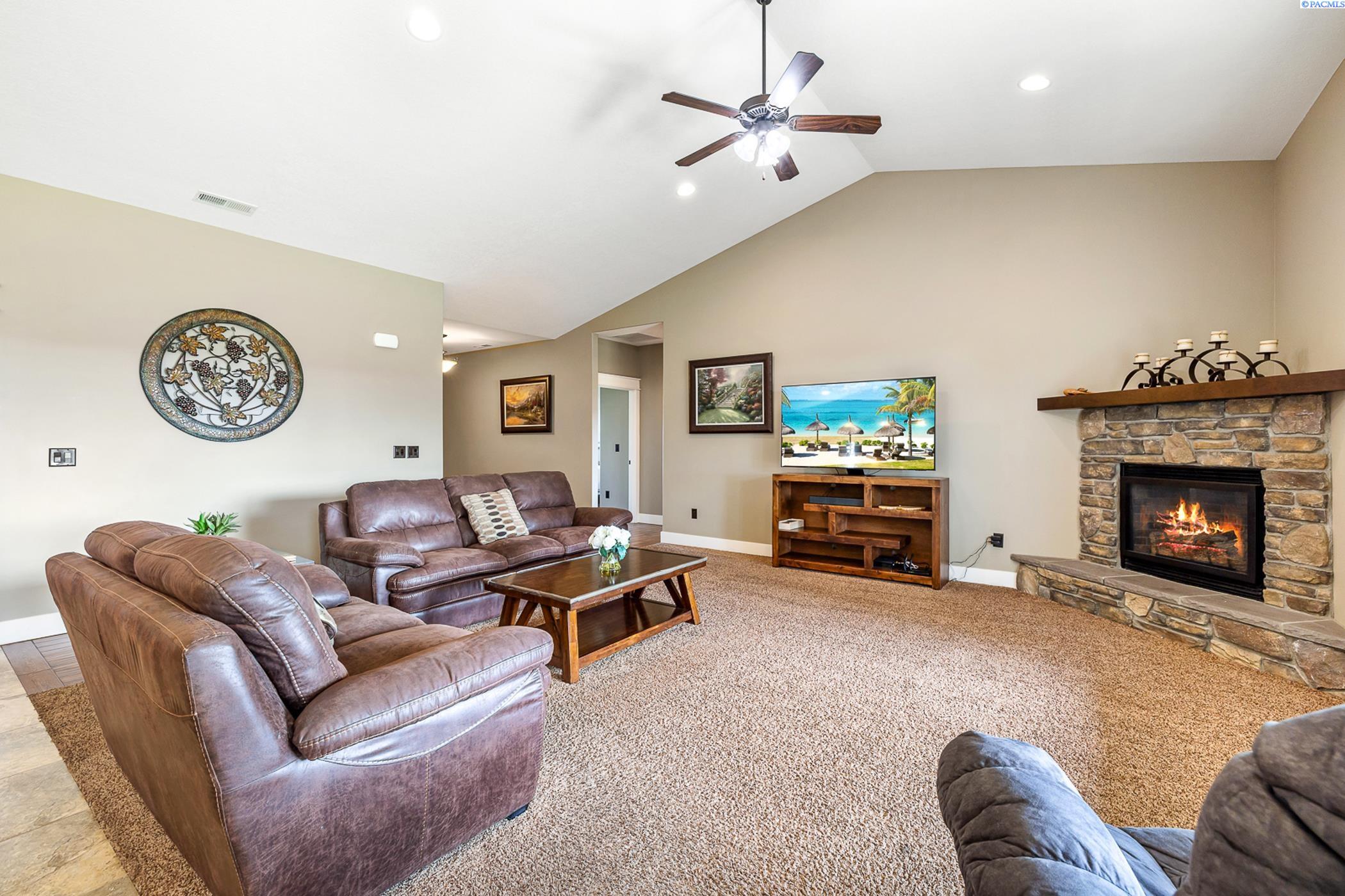 Kennewick, Washington 99338, United States, 4 Bedrooms Bedrooms, ,3 BathroomsBathrooms,Residential,Active,225718