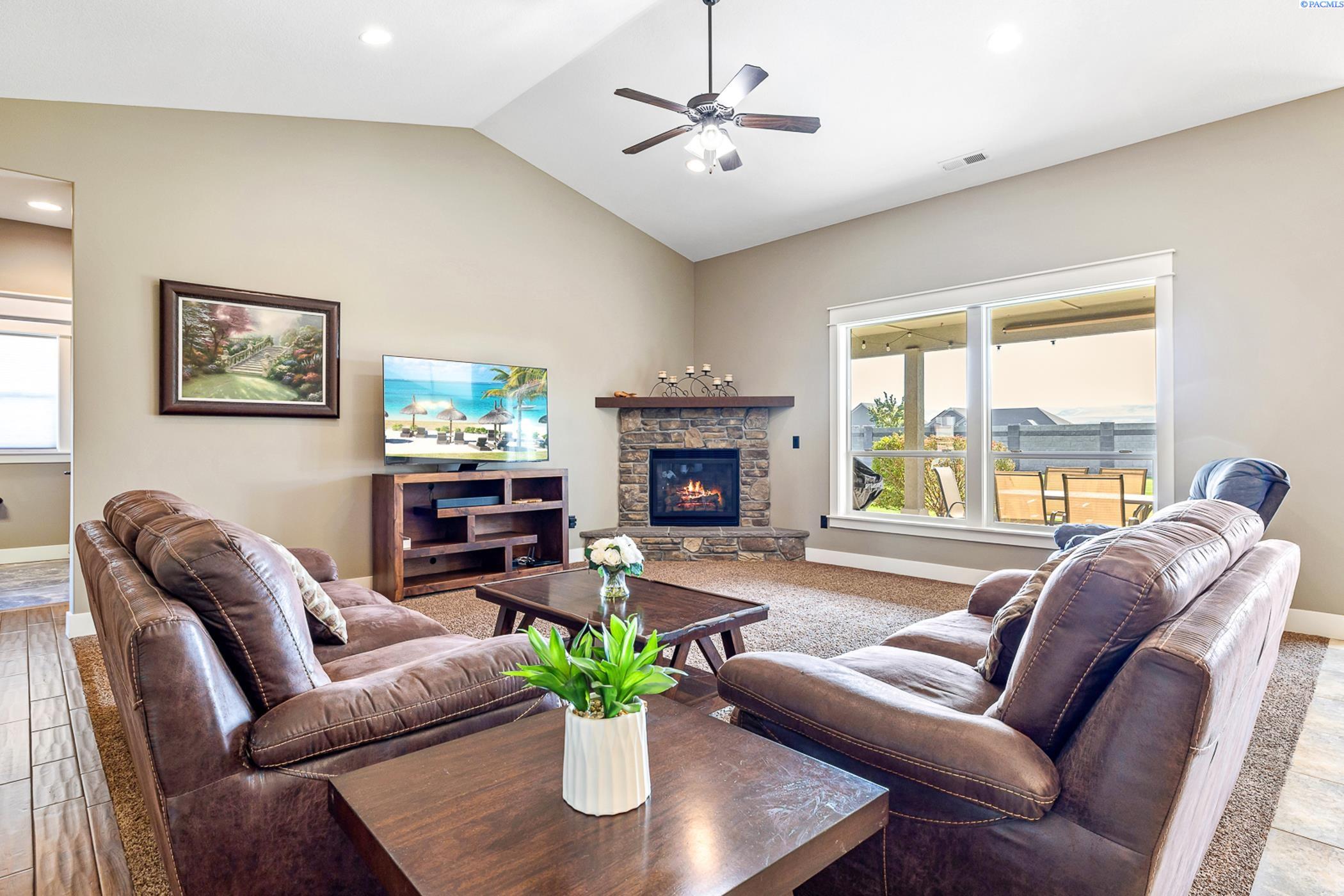 Kennewick, Washington 99338, United States, 4 Bedrooms Bedrooms, ,3 BathroomsBathrooms,Residential,Active,225718