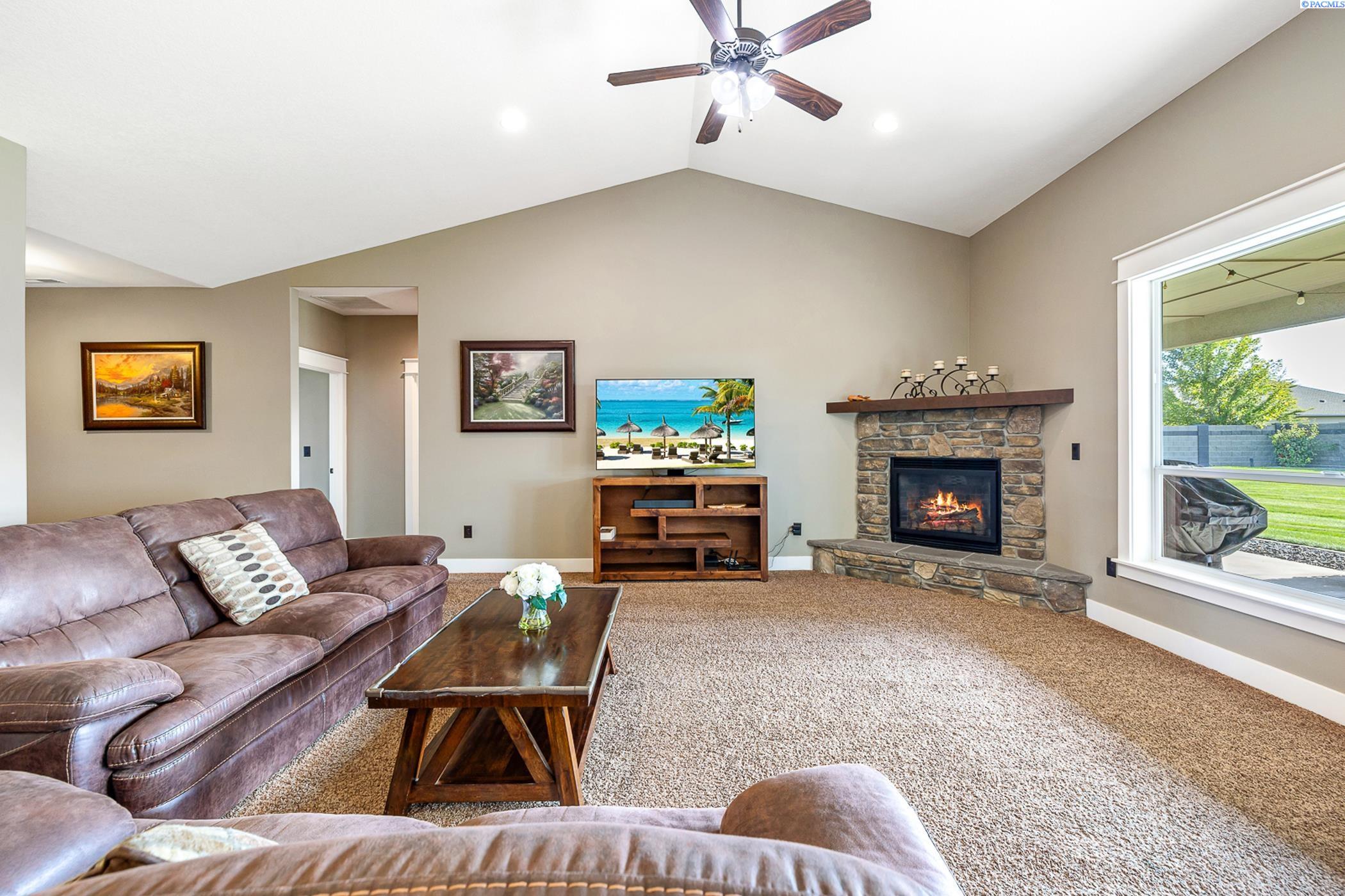 Kennewick, Washington 99338, United States, 4 Bedrooms Bedrooms, ,3 BathroomsBathrooms,Residential,Active,225718