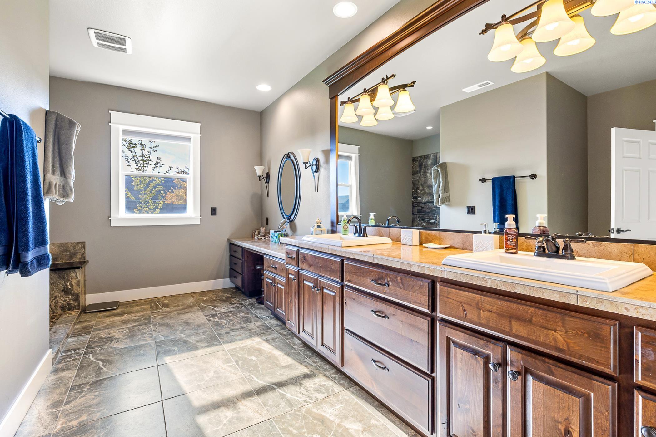 Kennewick, Washington 99338, United States, 4 Bedrooms Bedrooms, ,3 BathroomsBathrooms,Residential,Active,225718