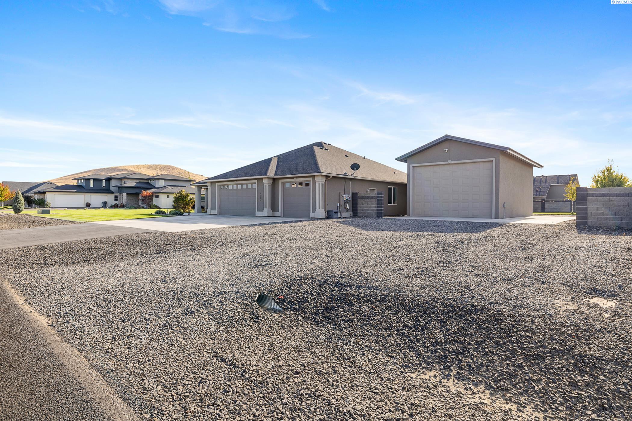 Kennewick, Washington 99338, United States, 4 Bedrooms Bedrooms, ,3 BathroomsBathrooms,Residential,Active,225718