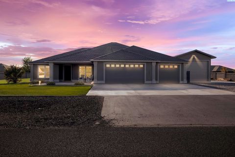 Photo of 4204 S Coulee Vista Drive, Kennewick, WA 99338 (MLS # 288139)