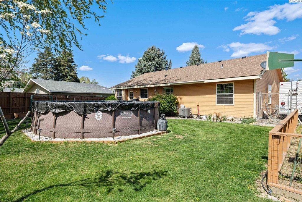 Photo of 1713 W 8th Place, Kennewick, WA 99336 (MLS # 292250)