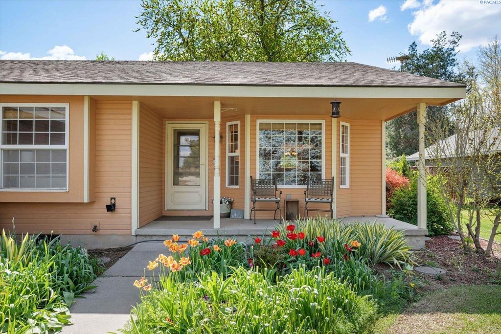 Photo of 1713 W 8th Place, Kennewick, WA 99336 (MLS # 292250)