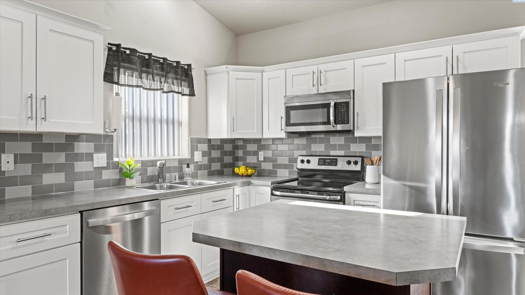 Photo of 3750 Grant Loop, West Richland, WA 99353 (MLS # 289580)