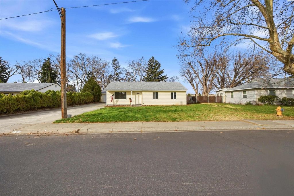 Photo of 639 Cottonwood Dr, Richland, WA 99352 (MLS # 290682)