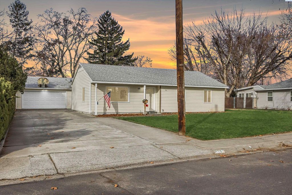 Photo of 639 Cottonwood Dr, Richland, WA 99352 (MLS # 290682)