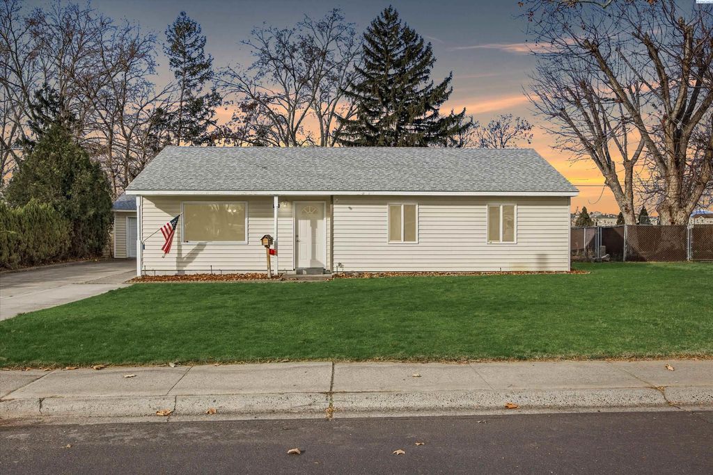 Photo of 639 Cottonwood Dr, Richland, WA 99352 (MLS # 290682)