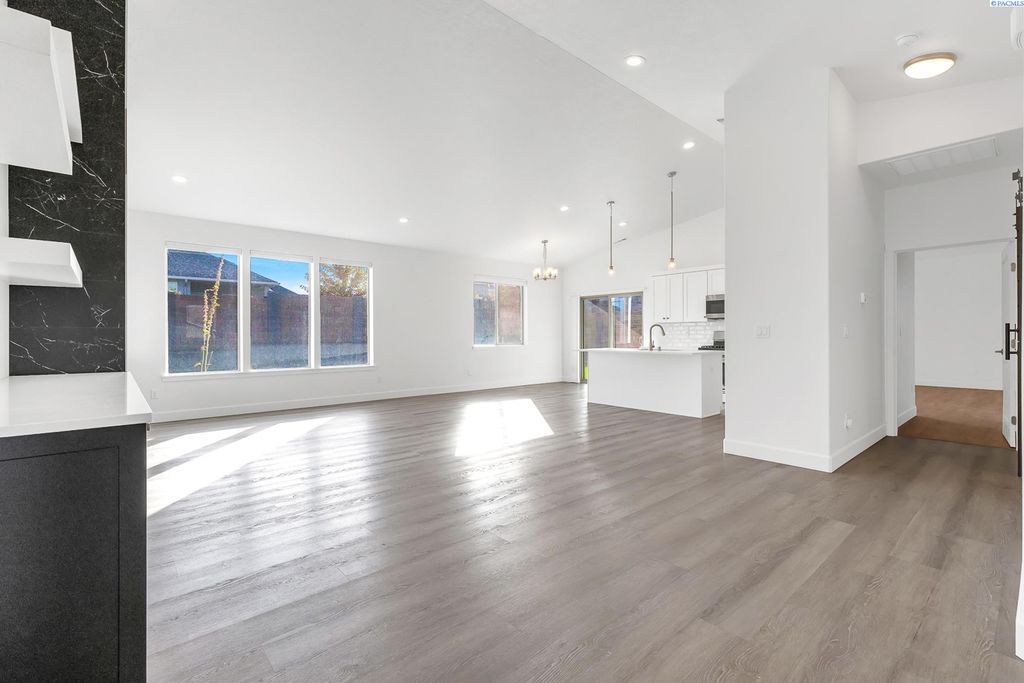 Photo of 610 Athens Dr, Richland, WA 99352 (MLS # 292504)