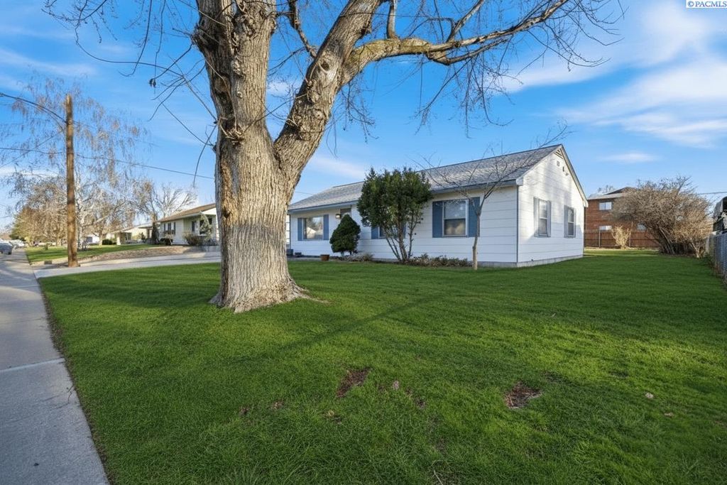 Photo of 636 Chestnut Ave, Richland, WA 99352 (MLS # 289586)