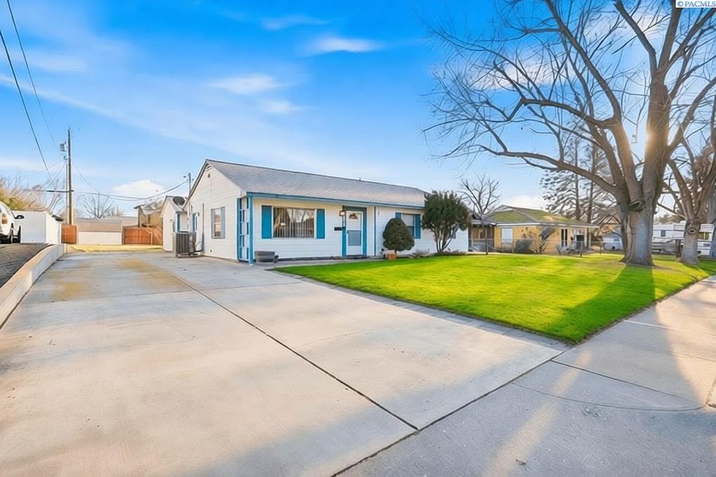 Photo of 636 Chestnut Ave, Richland, WA 99352 (MLS # 289586)