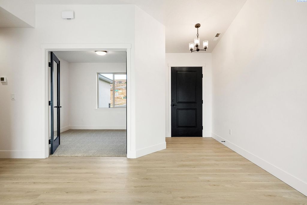 Photo of 6659 W 30th Pl, Kennewick, WA 99338 (MLS # 289793)