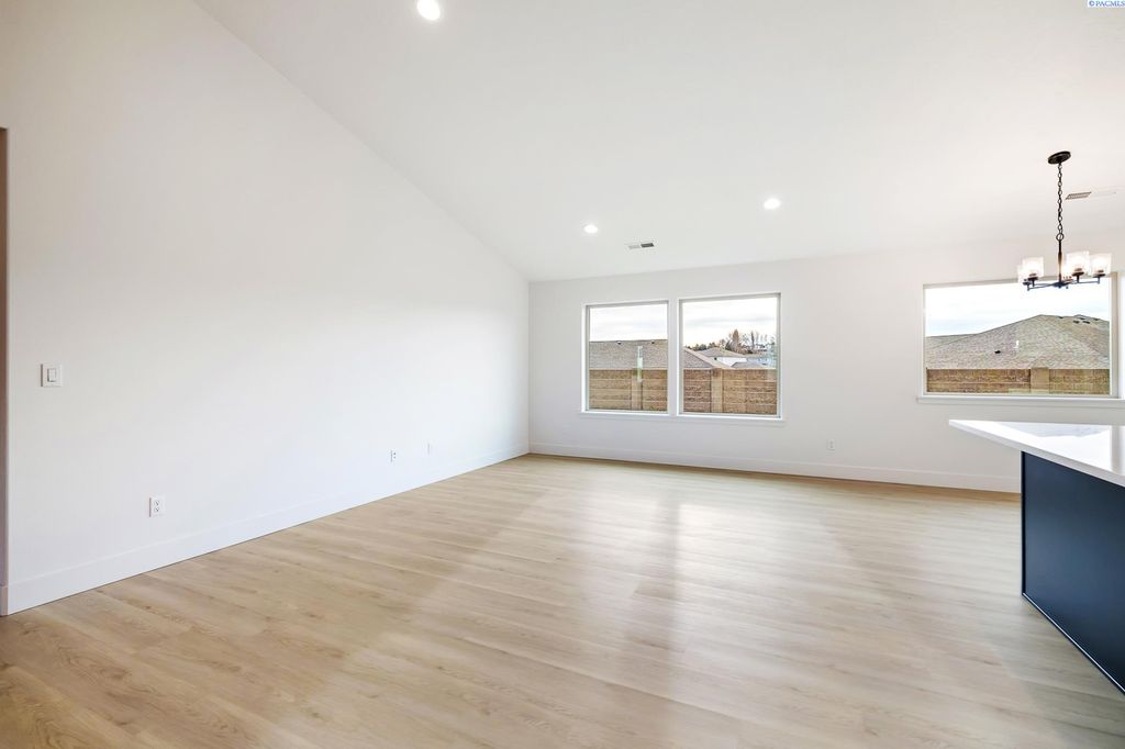 Photo of 6659 W 30th Pl, Kennewick, WA 99338 (MLS # 289793)