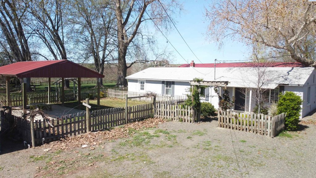 Photo of 3676 N County Line Rd, Sunnyside, WA 98944 (MLS # 291885)