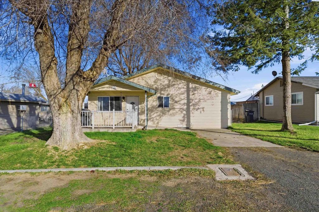 Photo of 762 S 2nd Ave, Connell, WA 99326 (MLS # 291921)