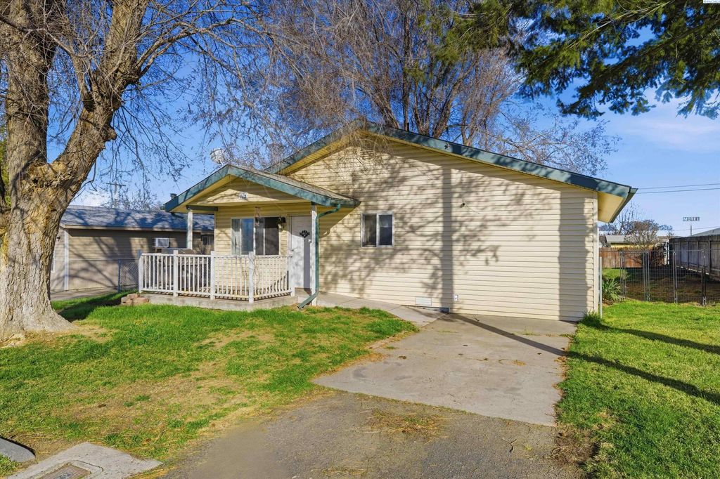 Photo of 762 S 2nd Ave, Connell, WA 99326 (MLS # 291921)