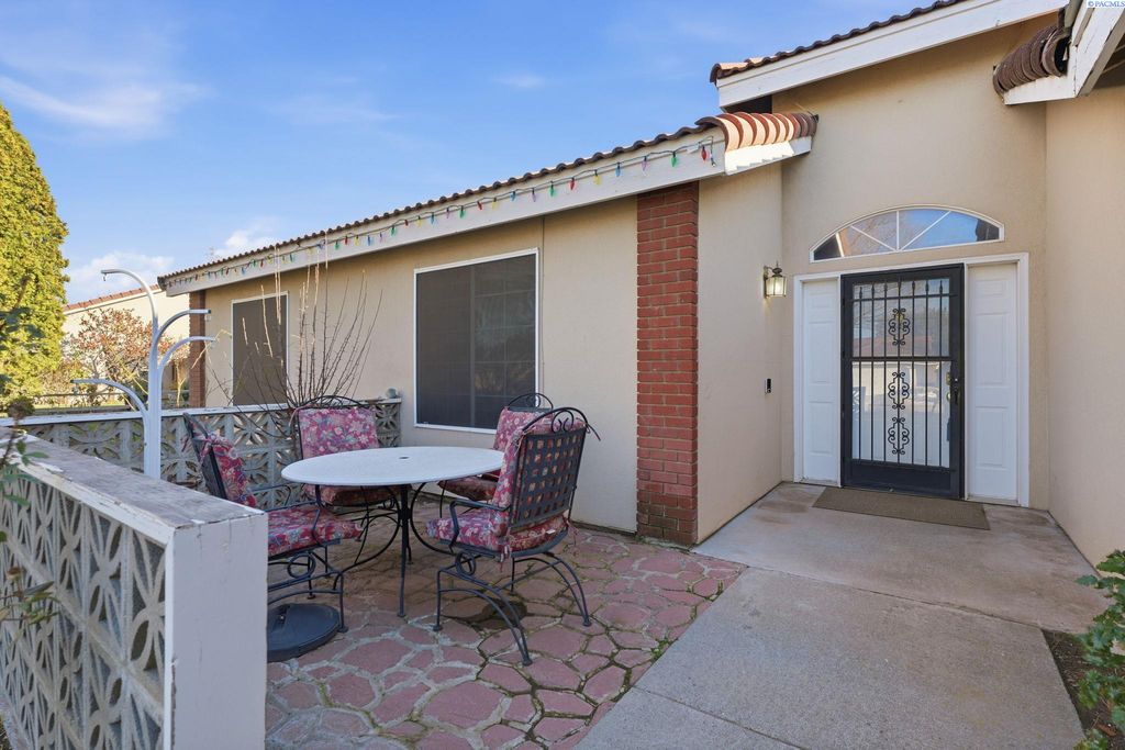 Photo of 2520 Royal Palm Ave, West Richland, WA 99353 (MLS # 289492)