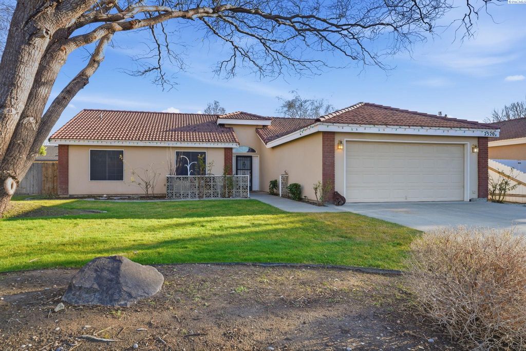 Photo of 2520 Royal Palm Ave, West Richland, WA 99353 (MLS # 289492)