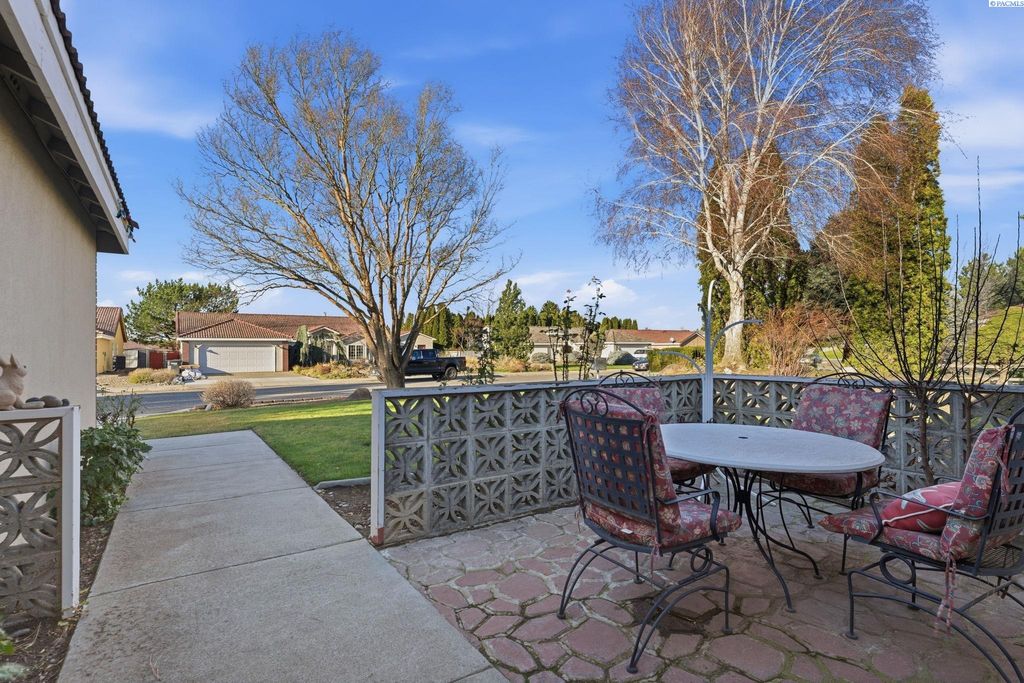 Photo of 2520 Royal Palm Ave, West Richland, WA 99353 (MLS # 289492)