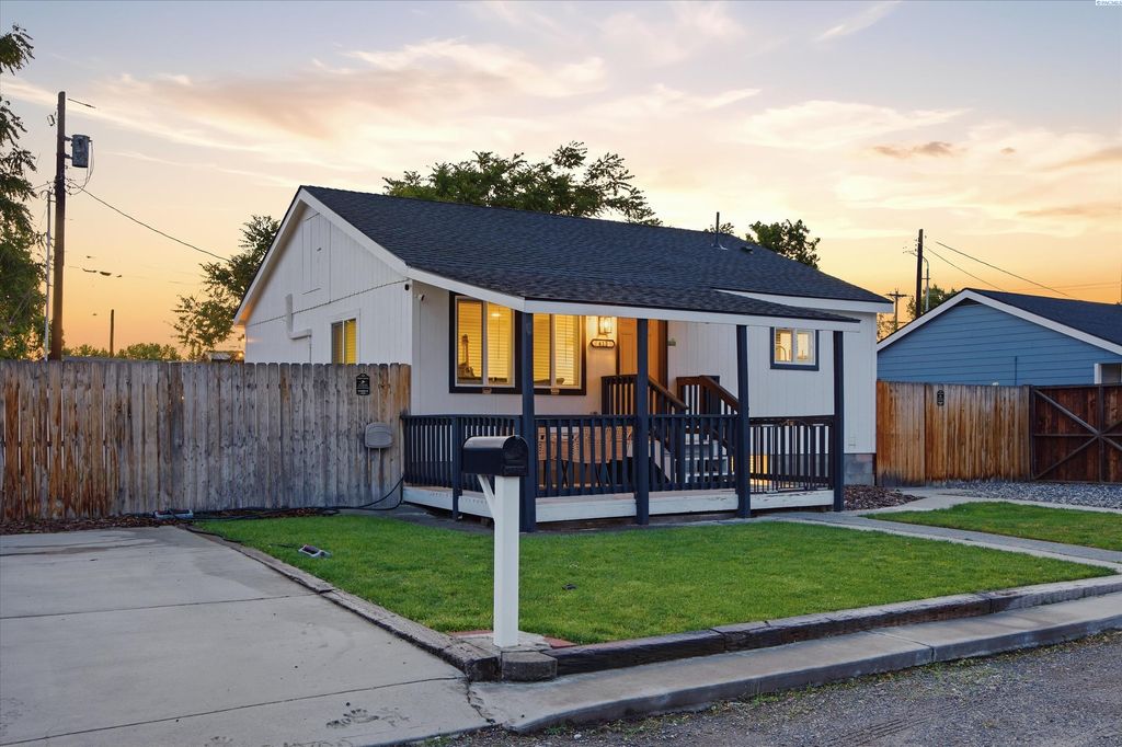 Photo of 413 Snow Ave, Richland, WA 99352 (MLS # 293016)