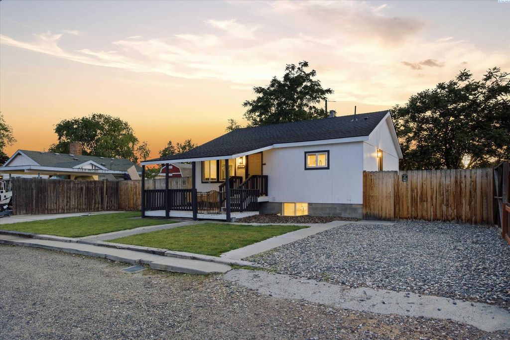 Photo of 413 Snow Ave, Richland, WA 99352 (MLS # 293016)