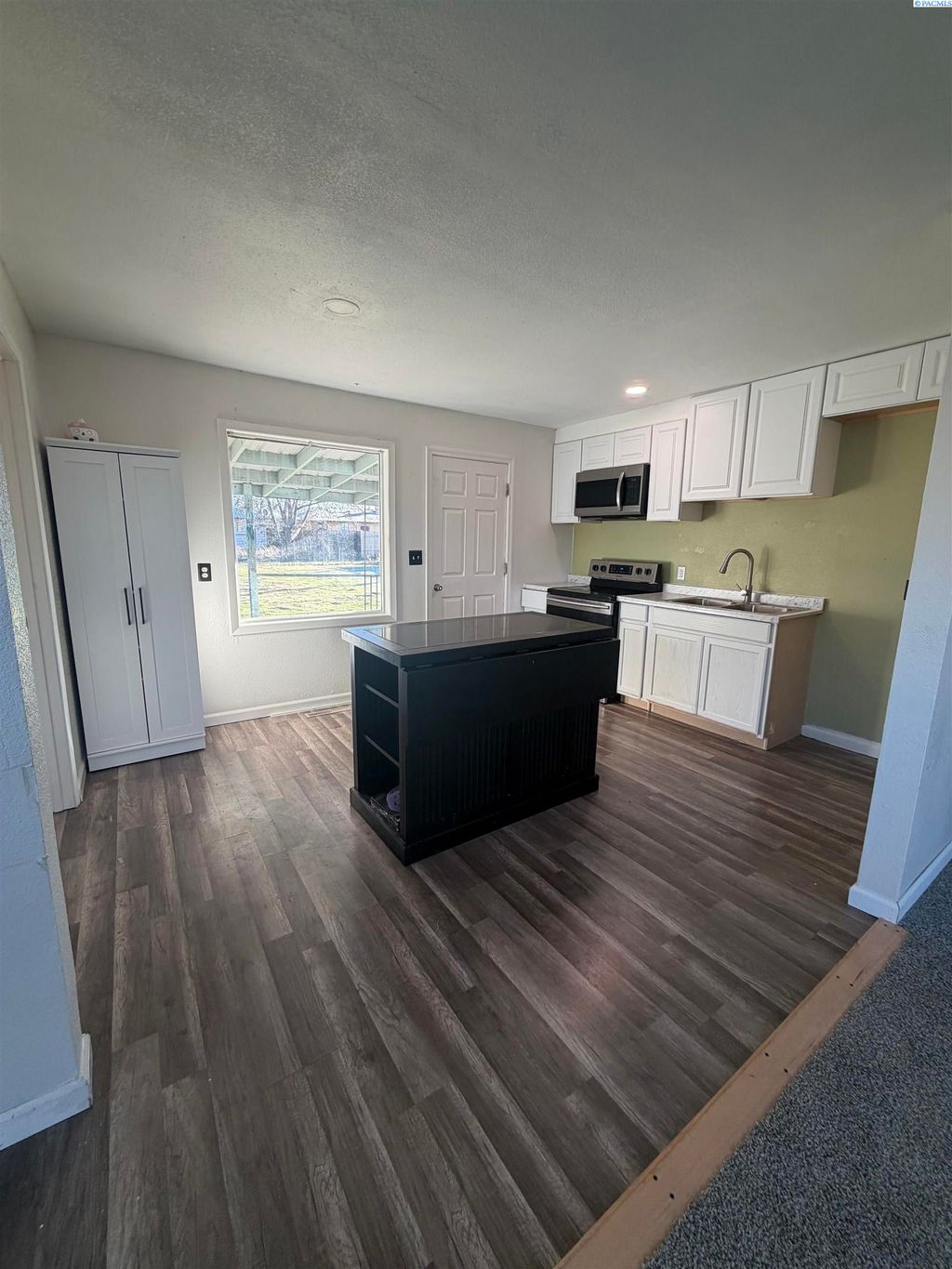 Photo of 718 S Almira Ave, Connell, WA 99326 (MLS # 289585)
